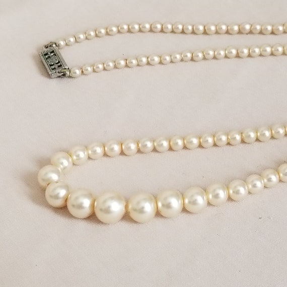 18" Single Strand Faux Pearl Necklace with Silver… - image 2