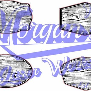 以下が含まれることがあります： 黒と白の木目調のサインの形が4つ。サインは空白で、カスタマイズする準備ができています。