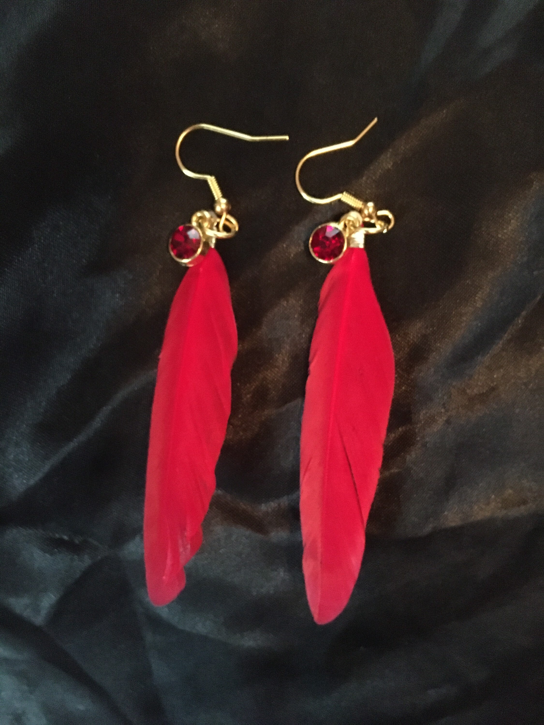  FASHMOROUS Aretes de plumas rojas para mujer, impresionantes  aretes largos de plumas rojas para mujer, Latón, No es una piedra preciosa  : Ropa, Zapatos y Joyería