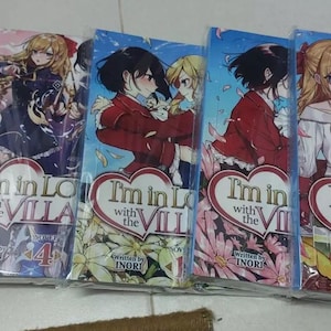 Peut inclure: Un ensemble de six mangas graphiques avec des couvertures colorées mettant en scène des personnages d'anime. Les titres sont "I'm in Love with the Villainess" et "I'm in Love with the Villa." Les couvertures présentent une variété de personnages avec des coiffures et des vêtements différents.