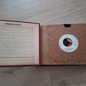 Vintage Single-Schallplatten -Sammlung in rotem Sammeletui – Rarität aus der DDR-Zeit