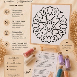 Könnte beinhalten: Ein Sand-Mandala-Set mit einem schwarz-weißen Mandala-Design auf einer weißen Karte. Das Set enthält sechs kleine Flaschen mit farbigem Sand, eine Mandala-Vorlage und Anweisungen. Der Text auf dem Bild lautet "Kreativ. Entspannend."