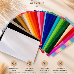 Könnte beinhalten: Ein Fächer aus glänzenden Vinylfolien in verschiedenen Farben, darunter Schwarz, Weiß, Rot, Orange, Gelb, Grün, Blau und Rosa. Der Text oben lautet "Vinyl Folien GLÄNZEND". Das Bild enthält auch Text über die Eigenschaften des Produkts.