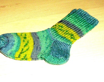 handgestrickte Kindersocken Gr. 24/25 Wollsocken Strümpfe  bunte Kindersocken  grüne Kindersocken  Hausschuhe Freizeitsocken  Haussocken