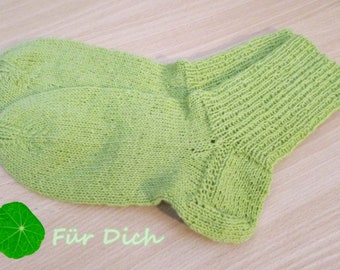 Wollsocken grün  Gr. 33 handgestrickt Kuschelsocken Kindersocken 8Jahre Strümpfe  Freizeitsocken  Hausschuhe  Haussocken  warme Socken