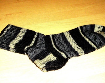 handgestrickte Socken Gr. 39/40  Damensocken  bunte Socken  Strümpfe  Freizeitsocken  Haussocken  Hausschuhe  dunkelgedeckte Socken