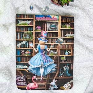 Book Nook Alice nel Paese delle Meraviglie Racconto di storie, scaffale per libri, custodia per libri. Custodia per libri unica e straordinaria del collettivo Cluttergirl.