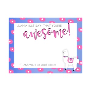 Puede incluir: Una tarjeta blanca con un borde azul adornado con gráficos de flores rosas. El texto "Llama just say that you're awesome!" está escrito en rosa. Un llama de dibujos animados está a la derecha, y el texto "Thank you for your order!" está en la parte inferior.