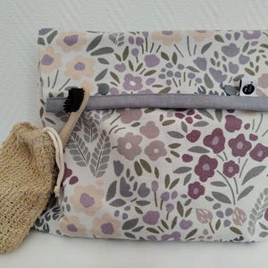 Große Kulturtasche mit Blumenwiese in weiß lila und Innenfächern