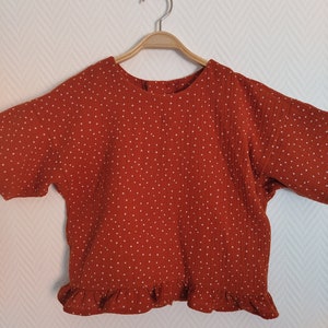 Kinder Bluse aus Musselin mit Rüschensaum und kleinen Tupfen auf rost