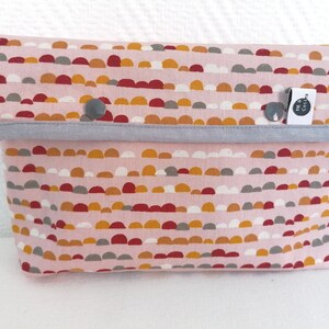 Kulturtasche mit grafischem Muster in rosa, rot, senf und grau