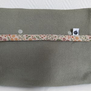 Große Kulturtasche mit Waffelstruktur und Blümchen in khaki