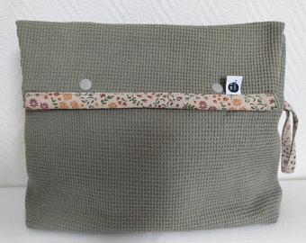 Große Kulturtasche mit Waffelstruktur und Blümchen in khaki