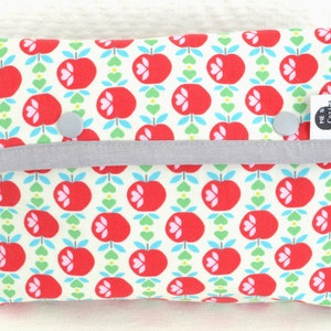 Kulturtasche mit roten kleinen Äpfeln