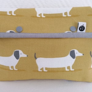 Kulturtasche mit Innenfächern, in senfgelb mit Hunden in weiß und grau