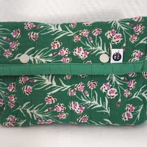 Wattierte Kulturtasche mit Blumenmuster in grün