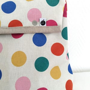 Große Kulturtasche aus Wachstuch mit Reißverschluss mit großen bunten Punkten