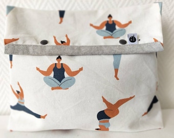 Große Kulturtasche mit Yoga Frau in Blautönen