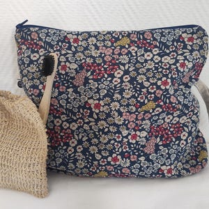 Große Kulturtasche mit Reißverschluss und Blumen in blau