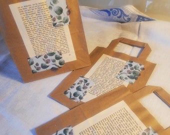 3 er Set Geschenktüten aus Kraftpapier verziert mit alter Buchseite & Blättern in blaugrün