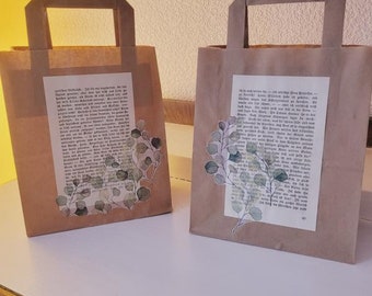 2 er Set Geschenktüten aus Kraftpapier verziert mit alter Buchseite & Eukalyptus