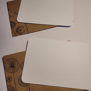 6 Kraftpapier Briefumschläge mit alter Schrift : Karten in weiß