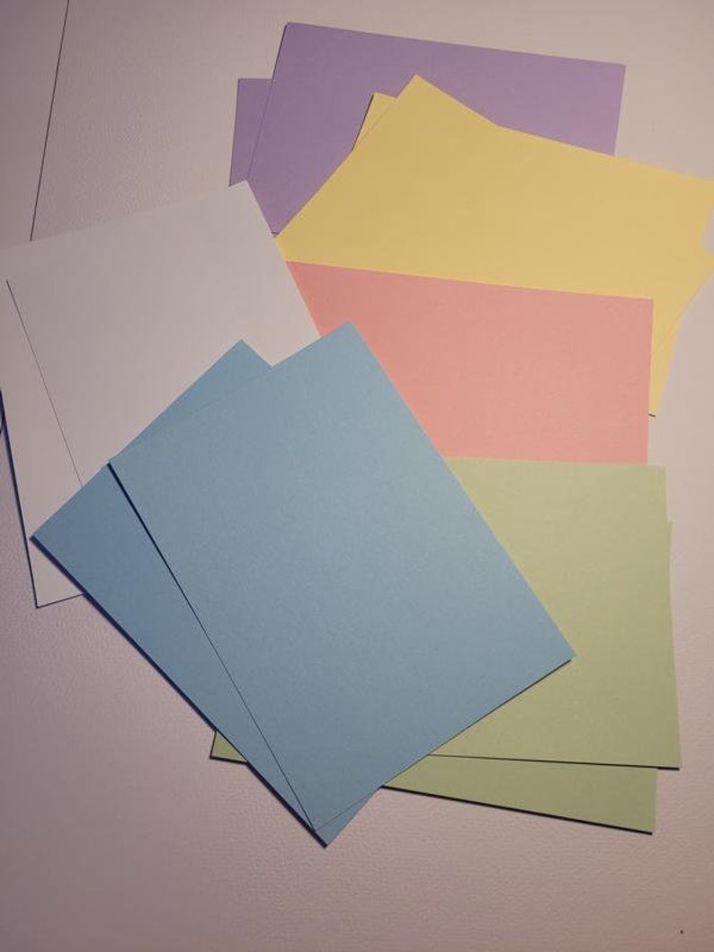 6 Kraftpapier Briefumschläge mit alter Schrift : Karten in hellblau