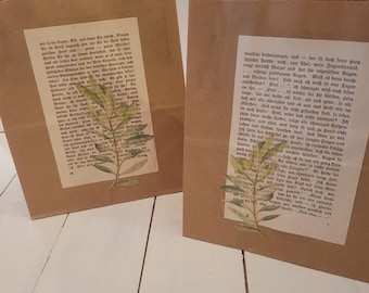 2 er Set Geschenktüten aus Kraftpapier verziert mit alter Buchseite & Olivenzweigen