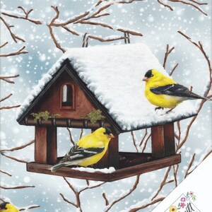 Könnte beinhalten: Ein Stoffdesign mit einer Winterszene mit einem hölzernen Vogelfutterhaus, das mit Schnee bedeckt ist. Hellgelbe Vögel mit schwarzen Flügeln sitzen auf Ästen und dem Futterhaus. Der Hintergrund ist hellblau mit fallendem Schnee.