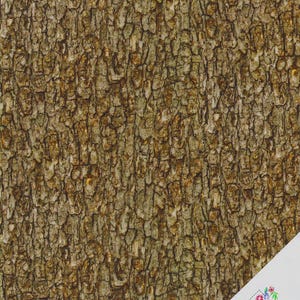 Op de afbeelding: Een stof met een gedetailleerd patroon dat lijkt op boomschors. Het oppervlak is een mix van bruine, beige en grijze tinten, waardoor een textuur ontstaat. De rechterbenedenhoek heeft een wit label met de tekst "Quilt Shop" en bloemenillustraties.