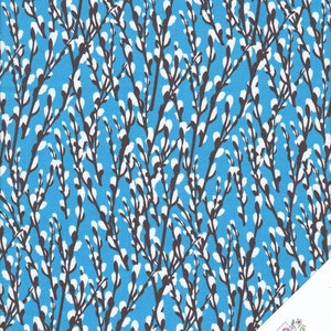 Op de afbeelding: Een blauwe stof met een wit en bruin patroon van wilgentakken met knoppen. De stof is een herhalend patroon.