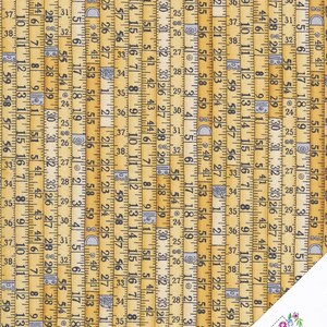 Könnte beinhalten: Stoff mit einem sich wiederholenden Muster aus Holzmessstäben im Vintage-Stil in Gelb- und Brauntönen. Die Lineale sind mit Zahlen und Symbolen markiert und erzeugen ein detailliertes Design. Geeignet für Näh- und Quiltprojekte, hat der Stoff eine strukturierte Optik.