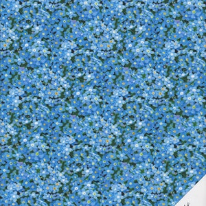 Könnte beinhalten: Ein blauer Blumenstoff mit einem sich wiederholenden Muster aus kleinen blauen Vergissmeinnicht-Blüten. Der Stoff hat einen weißen Hintergrund und ist perfekt zum Quilten oder Basteln.