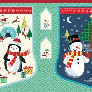 Könnte beinhalten: Ein Weihnachtsstoffpanel mit zwei Strümpfen mit Winterszenen. Ein Strumpf ist cremefarben mit einem Pinguin und einem Schneemann, der andere ist blau mit einem Schneemann und einem Pinguin. Beide Strümpfe haben oben ein rot-weißes Schneeflockenmuster.