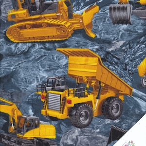 Peut inclure: Un tissu bleu avec un motif répété de véhicules de chantier jaunes. Les véhicules comprennent un bulldozer, un camion à benne basculante et une pelle mécanique. Le tissu a un fond rocheux gris.