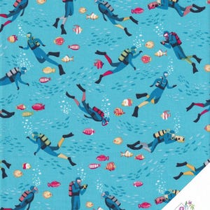Pode incluir: Um padrão de tecido com mergulhadores e peixes coloridos em um fundo azul claro. Os mergulhadores usam trajes azuis com detalhes em vermelho e amarelo. Bolhas e peixes menores preenchem o espaço, criando uma cena subaquática.