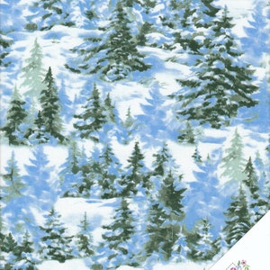 Könnte beinhalten: Ein blauer und weißer Stoff mit einem sich wiederholenden Muster aus grünen Kiefern. Die Bäume befinden sich in einer verschneiten Waldlandschaft.
