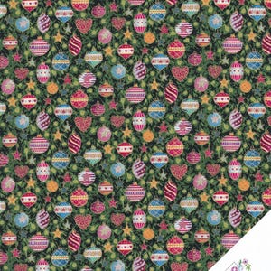 Peut inclure: Un motif de tissu festif avec un motif répété de boules de Noël colorées, d'étoiles et de cœurs sur un fond vert foncé. Les boules sont de différentes couleurs, dont le rouge, le bleu et le rose, avec des accents dorés. Le motif est dense et joyeux.