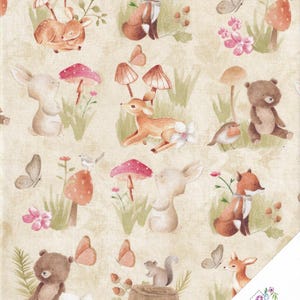 Könnte beinhalten: Ein beigefarbener Stoff mit einem sich wiederholenden Muster aus Waldtieren und Pilzen. Zu den Tieren gehören Füchse, Kaninchen, Rehe, Eichhörnchen und Bären. Die Pilze sind rot und weiß mit braunen Stielen. Es gibt auch Schmetterlinge und Blumen im Muster.