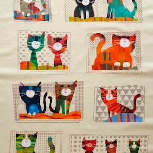 Pode incluir: Um tecido bege com um padrão repetitivo de gatos coloridos em várias poses. Os gatos são desenhados em estilo de desenho animado e têm diferentes cores de pelo, olhos e narizes. O tecido é perfeito para acolchoar, costurar e fazer artesanato.