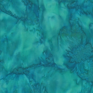 Può includere: Tessuto blu turchese con un motivo marmorizzato tie-dye. Il tessuto ha una texture sottile e una sensazione leggera e ariosa.