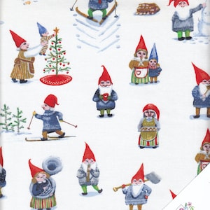 Peut inclure: Tissu blanc avec un motif répété de gnomes dans diverses activités hivernales. Les gnomes portent des chapeaux rouges et sont représentés en train de skier, de décorer un sapin de Noël, de tenir une tasse et de porter une pelle. Le tissu présente également un bonhomme de neige, des sapins et une pile de bûches.