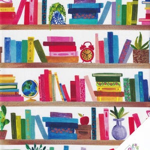 Könnte beinhalten: Ein farbenfrohes Stoffmuster mit Bücherregalen voller Bücher in verschiedenen Größen und Farben. Das Design umfasst einen roten Wecker, einen Globus und Topfpflanzen. Das Gesamtthema ist eine gemütliche Bibliothek oder Leseecke.