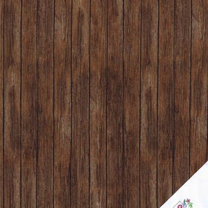 Könnte beinhalten: Ein Bild eines Holzmaserungsmusters. Das Muster besteht aus vertikalen Brettern in verschiedenen Brauntönen, mit dunklen Linien zwischen den einzelnen Brettern. In der unteren rechten Ecke befindet sich ein weißes Etikett mit dem Text "Quilt Shop" und floralen Illustrationen.