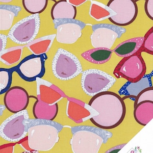 Könnte beinhalten: Gelber Stoff mit einem sich wiederholenden Muster aus Sonnenbrillen in verschiedenen Farben, darunter Rosa, Rot, Blau und Lila. Die Sonnenbrillen haben unterschiedliche Rahmenstile und Linsenformen. Ein Logo ist unten rechts zu sehen.