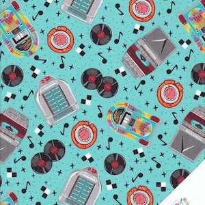 Op de afbeelding: Een turquoise blauwe stof met een herhalend patroon van vintage jukeboxes, vinyl platen, muzieknoten en de woorden "Rock and Roll".