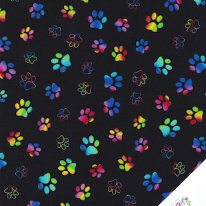 Op de afbeelding: Zwarte stof met een herhaald patroon van kleurrijke pootafdrukken in regenboogtinten. De pootafdrukken variëren in grootte en zijn verspreid over het oppervlak. Een witte hoek met de tekst "Quilt Shop" is zichtbaar.