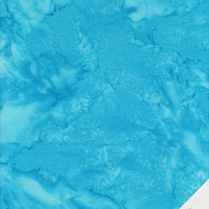 Peut inclure: Un tissu batik bleu turquoise avec un motif marbré. Le tissu est doux et lisse, et il a un léger brillant.