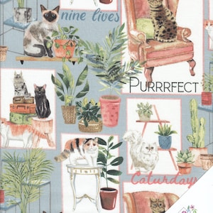 Può includere: Tessuto azzurro con illustrazioni incorniciate di gatti, piante e mobili. Le illustrazioni includono il testo che recita "Caturdays", "Purrrfect" e "nine lives". Il tessuto ha uno stile acquerello.