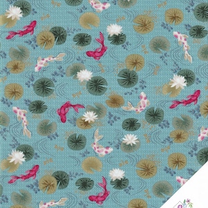 Peut inclure: Un tissu bleu avec un motif répété de poissons rouges koi nageant dans un étang avec des nénuphars blancs et des nénuphars verts. Le fond est bleu clair avec un motif subtil de points.